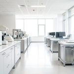 Vue d’un établissement collectif moderne, intérieur lumineux et propre, avec des équipements professionnels disposés sur des plans de travail et des surfaces en acier inoxydable.