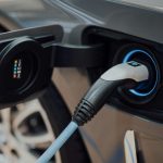 Borne de recharge au domicile des salariés : ce que l'employeur doit savoir en 2026